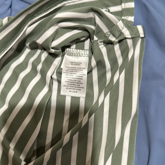 Vineyard Vines performance long sleeve - Picture 4 of 6